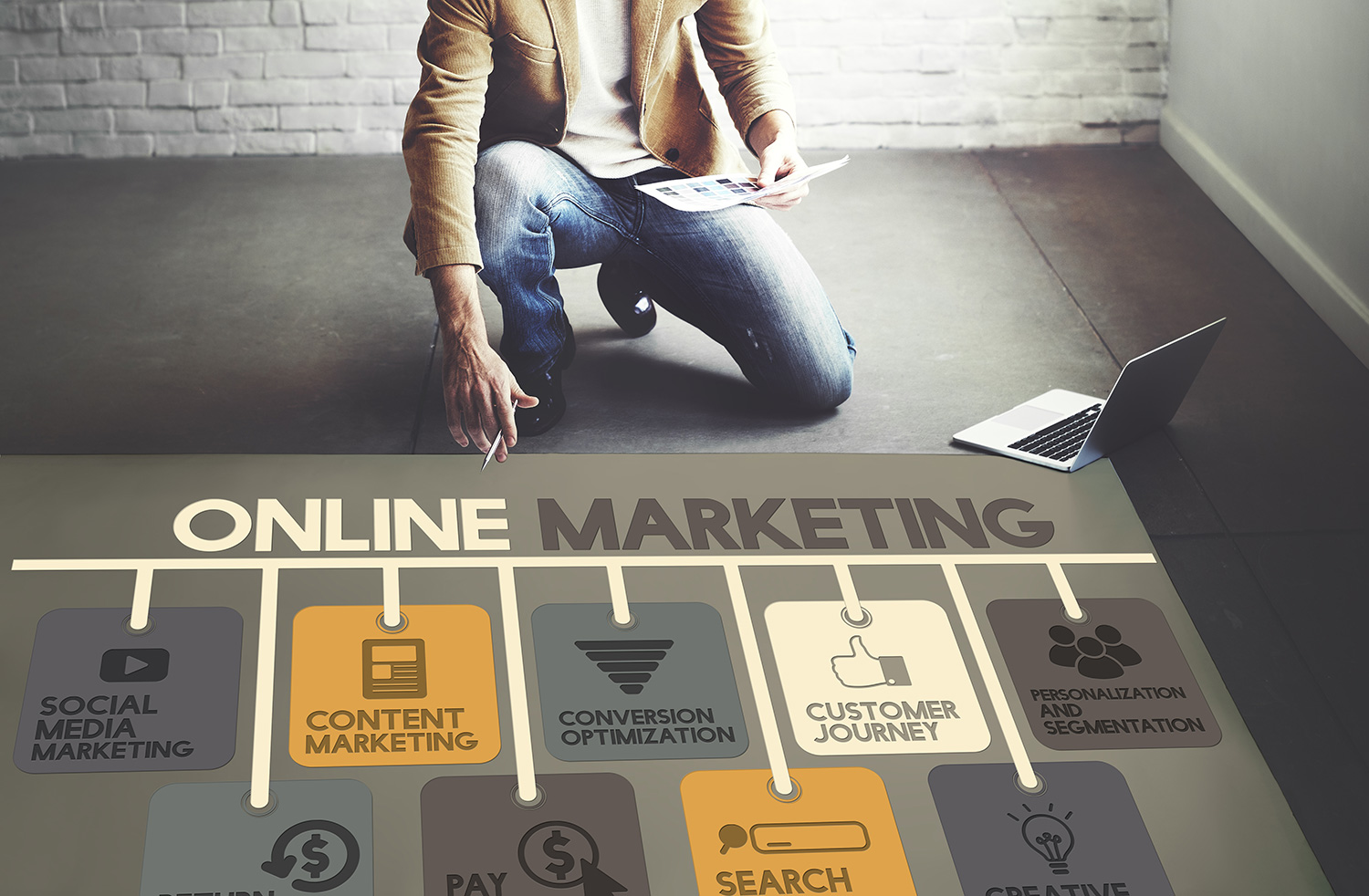 Online Marketing - Persona che Pianifica strategie di Digital Marketing