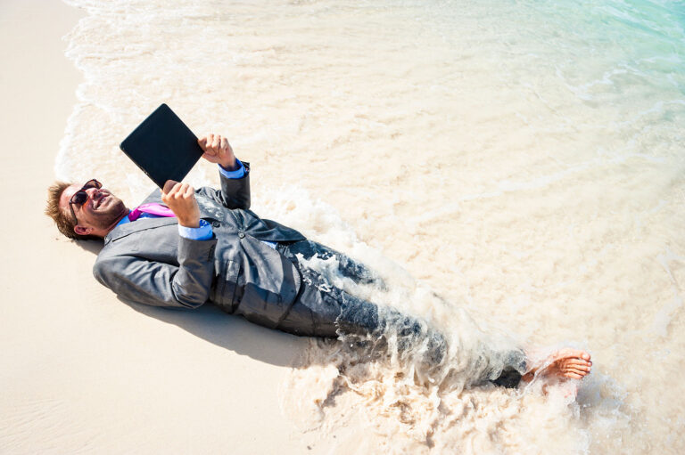 Business man felice in spiaggia - Strategie Vincenti di Digital Marketing per l’Estate!